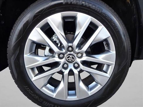 Used 2023 Toyota RAV4 XLE Premium image 5