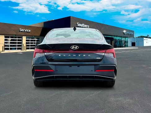 New 2025 Hyundai Elantra Limited FWD image 7