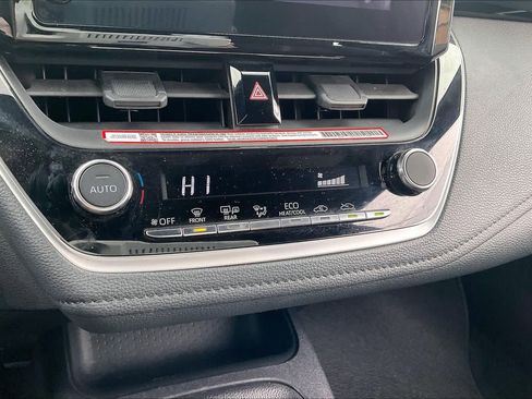 Used 2025 Toyota Corolla SE image 32