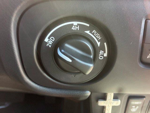 Used 2025 Nissan Frontier 4x4 Crew Cab image 40