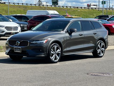 Used 2025 Volvo V60 B5 Cross Country Plus AWD/4WD image 7