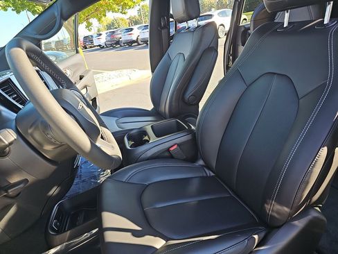 New 2026 Chrysler Pacifica Select image 16