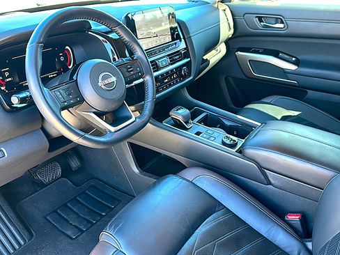 Used 2023 Nissan Pathfinder Platinum image 12