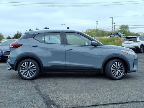 Used 2022 Nissan Kicks SV w/ Exterior Package FWD image 2