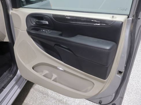 Used 2016 Dodge Grand Caravan SXT FWD image 25