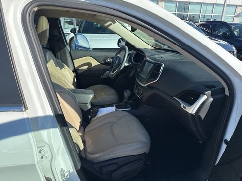 Used 2017 Jeep Cherokee Limited image 3