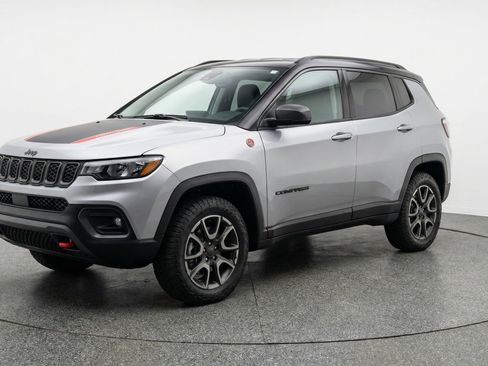 Used 2025 Jeep Compass Trailhawk AWD/4WD image 3