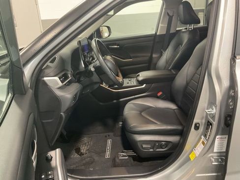 Used 2023 Toyota Highlander XLE image 10