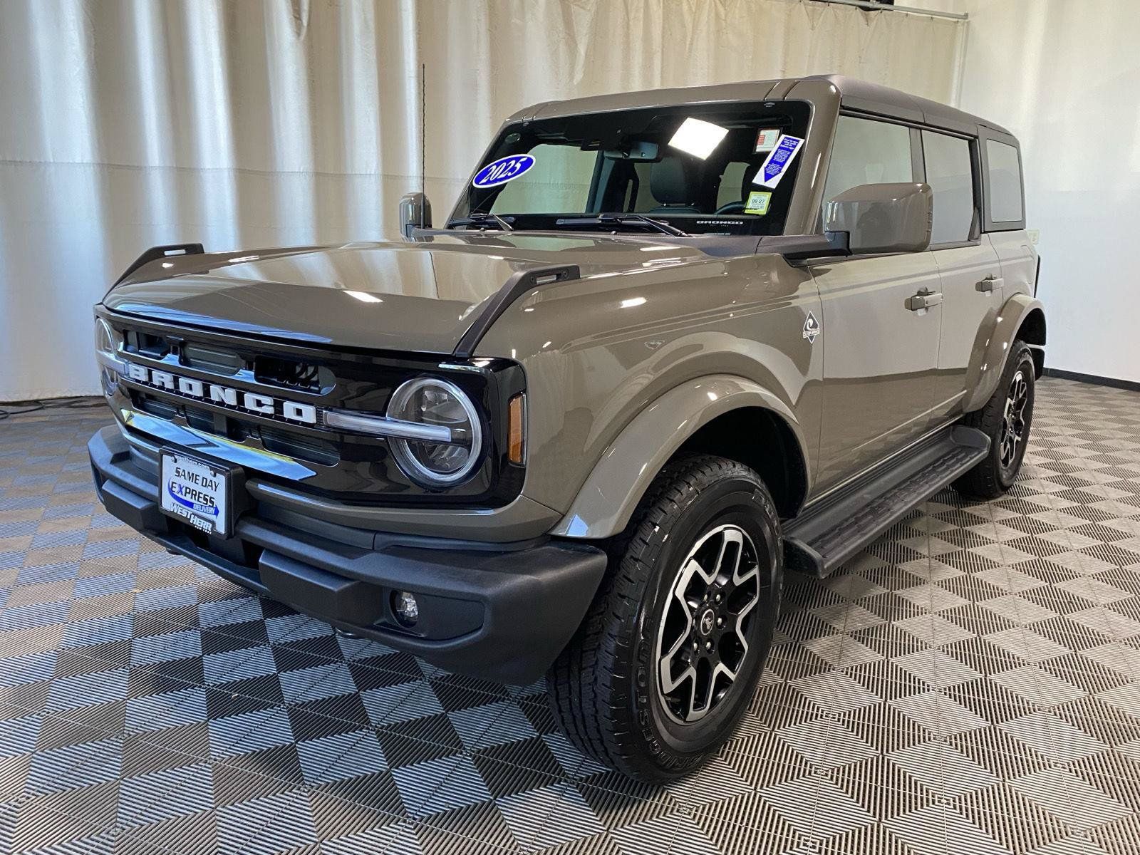 Used 2025 Ford Bronco Outer Banks AWD/4WD image 6