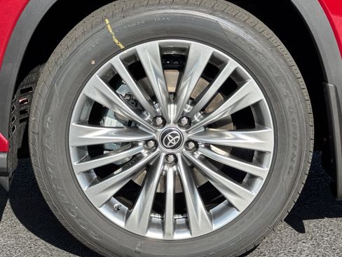 New 2025 Toyota Highlander Platinum image 34