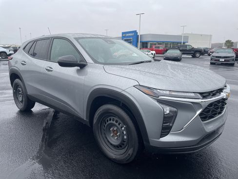 Certified 2025 Chevrolet Trax LS image 14