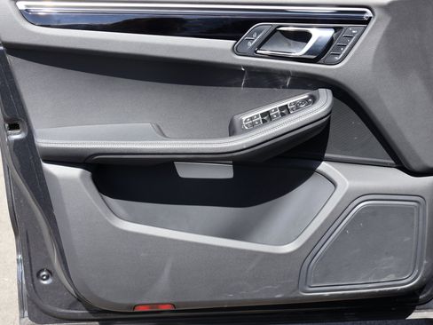Certified 2023 Porsche Macan AWD/4WD image 14