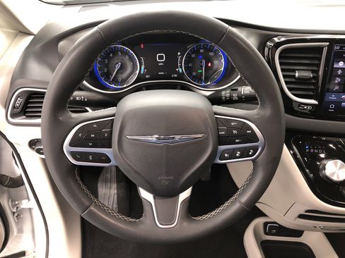 Used 2023 Chrysler Pacifica Touring-L image 20