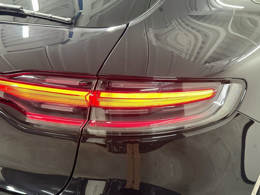 Certified 2025 Porsche Macan AWD/4WD image 33