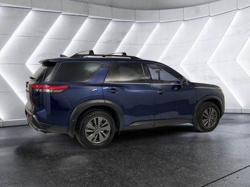 Used 2022 Nissan Pathfinder SV w/ SV Black Package FWD image 4