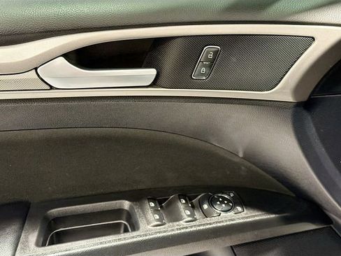 Used 2020 Ford Fusion SE image 17