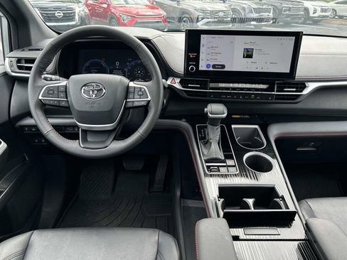 Used 2025 Toyota Sienna XSE AWD/4WD image 17