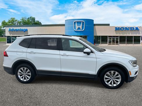 Used 2018 Volkswagen Tiguan SE w/ Panoramic Sunroof Package image 3
