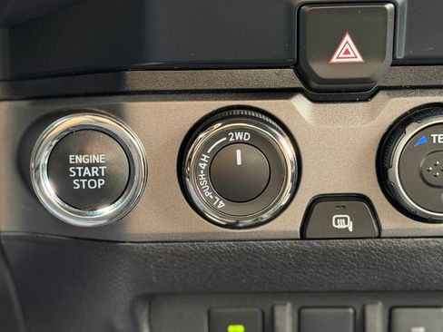 Used 2021 Toyota Tacoma TRD Off-Road w/ Technology Package AWD/4WD image 13