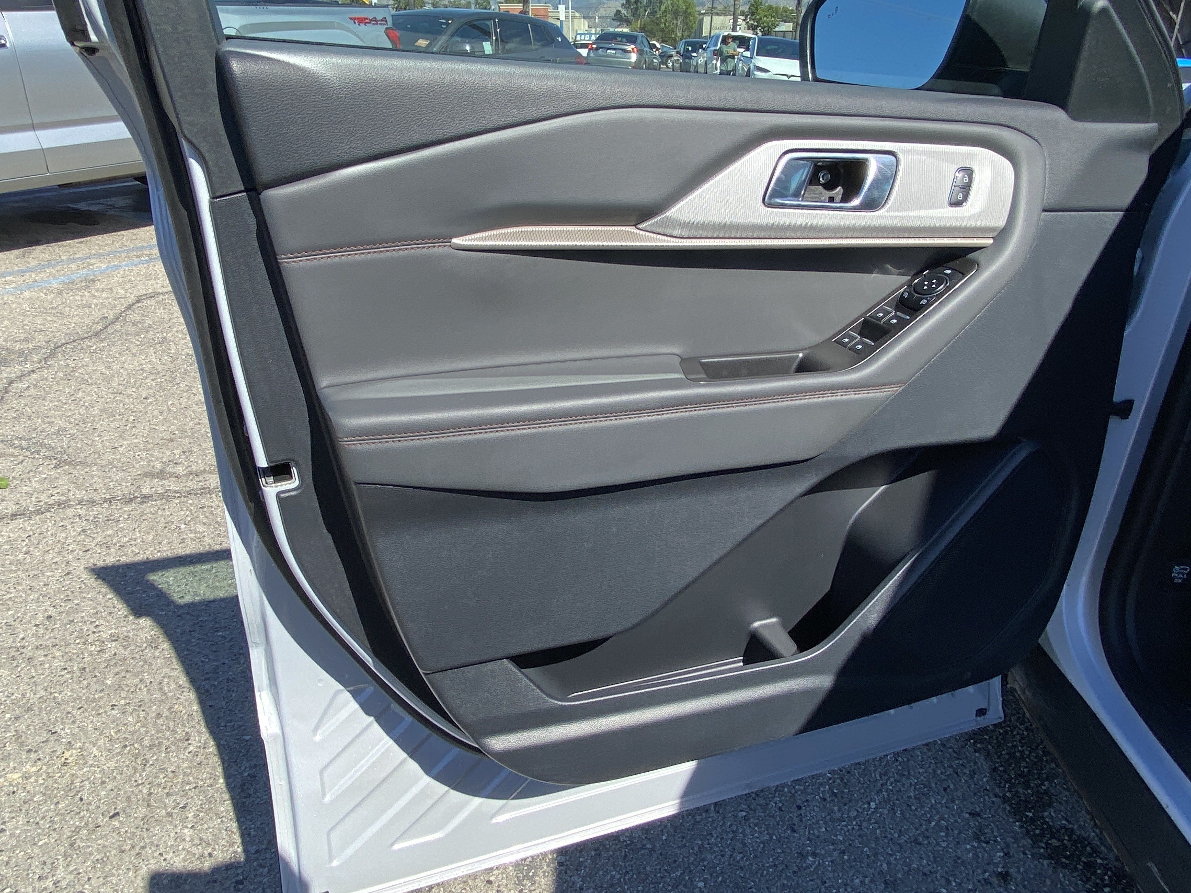 Used 2025 Ford Explorer Active RWD image 12