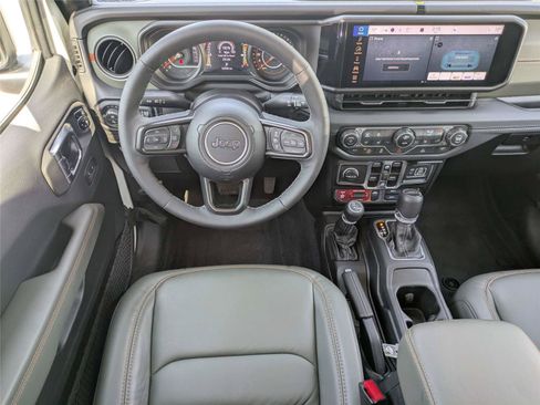 Certified 2025 Jeep Gladiator Mojave w/ Convenience Group AWD/4WD image 18