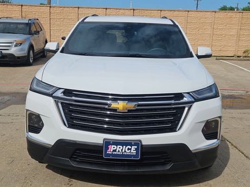 Used 2023 Chevrolet Traverse LT image 2
