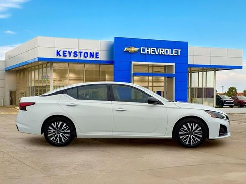 Used 2025 Nissan Altima 2.5 SV FWD image 8