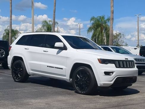 Used 2022 Jeep Grand Cherokee Laredo X RWD image 2