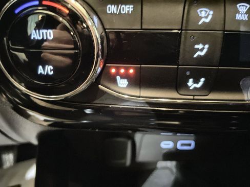 Used 2024 Chevrolet Trax ACTIV w/ Sunroof Package image 32