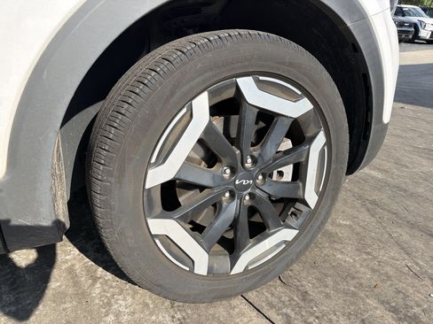 Used 2024 Kia Telluride EX w/ EX Captain's Chair Package FWD image 9