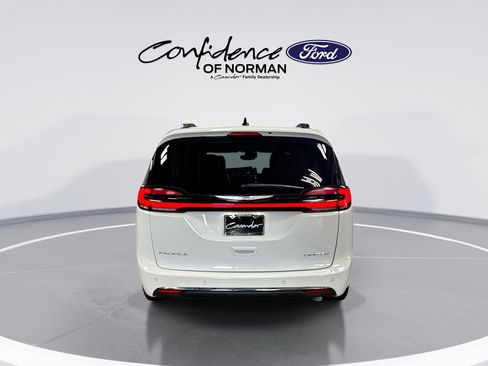 Used 2023 Chrysler Pacifica Limited FWD image 7