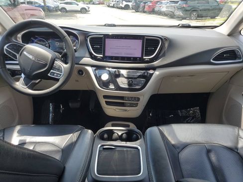Used 2022 Chrysler Pacifica Touring-L FWD image 6