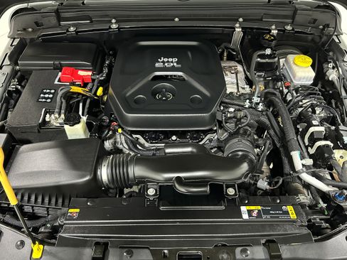 Used 2022 Jeep Wrangler Unlimited Sahara AWD/4WD image 19