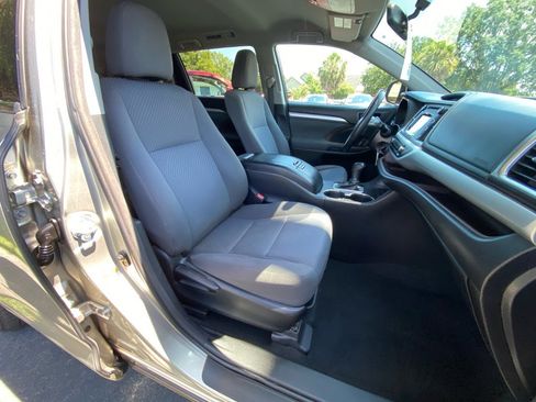 Used 2016 Toyota Highlander LE image 33