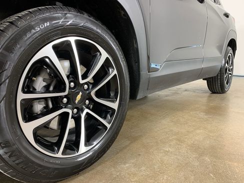 Used 2025 Chevrolet TrailBlazer LT image 2