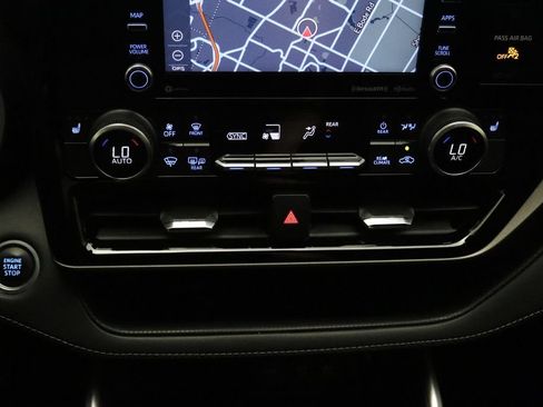 Used 2021 Toyota Highlander XLE AWD/4WD image 21