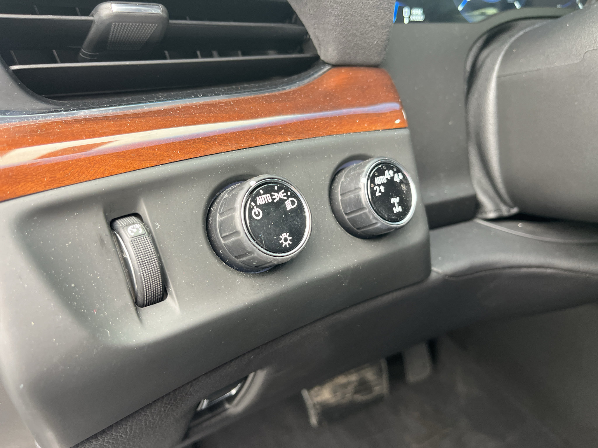 Used 2018 Cadillac Escalade Premium Luxury AWD/4WD image 17