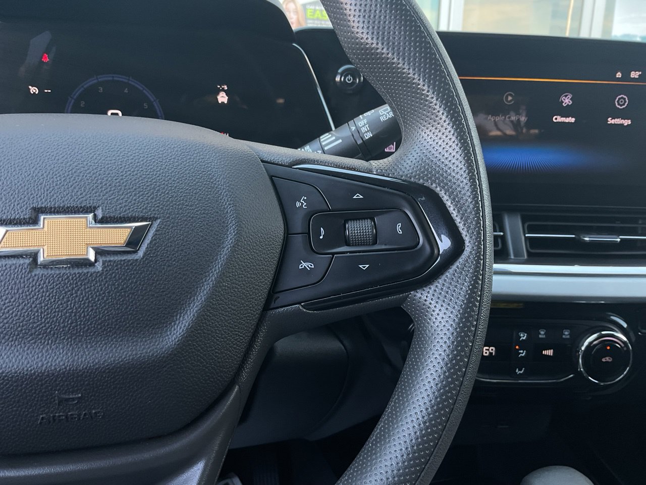 Used 2025 Chevrolet Trax LT FWD image 32