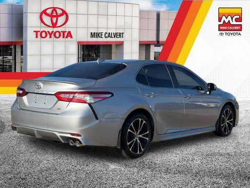 Used 2020 Toyota Camry SE FWD image 5