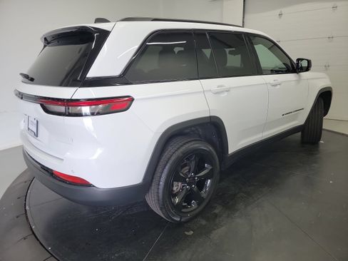 Used 2022 Jeep Grand Cherokee Altitude AWD/4WD image 9