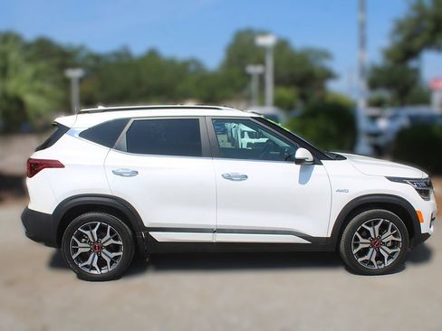 Certified 2023 Kia Seltos SX w/ SX Sunroof Package AWD/4WD image 5
