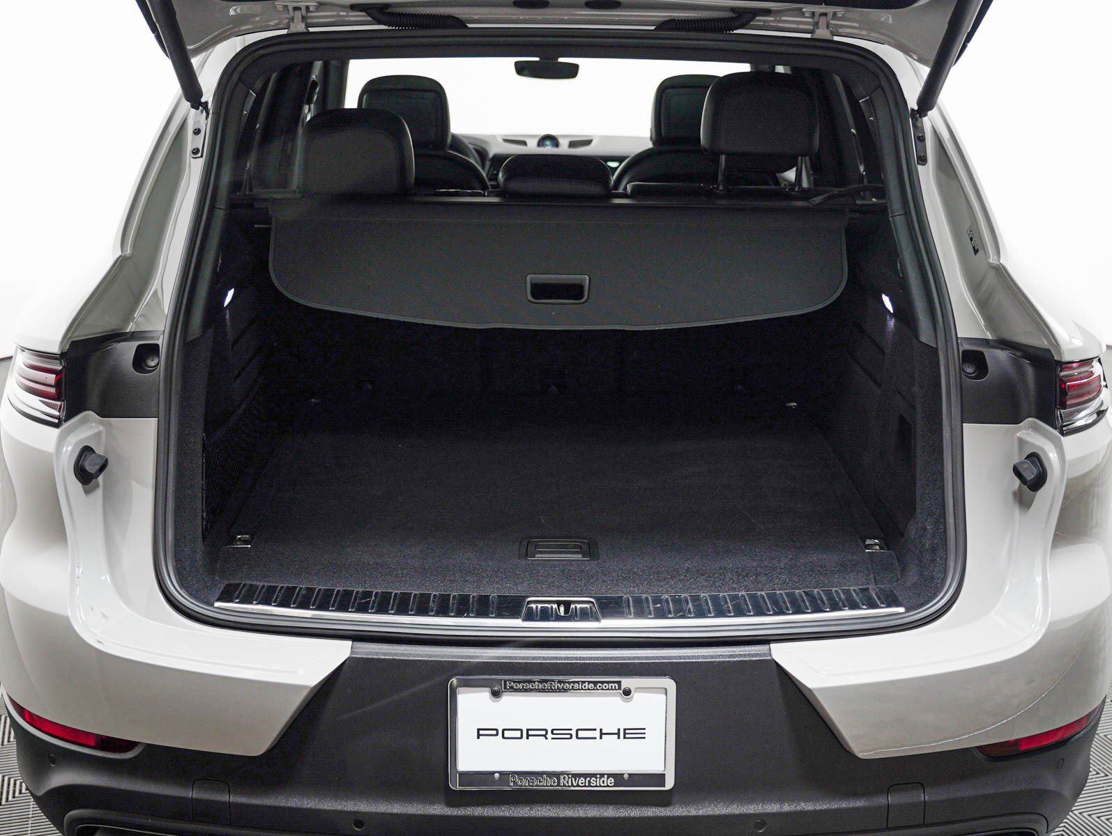 Certified 2024 Porsche Cayenne AWD/4WD image 28