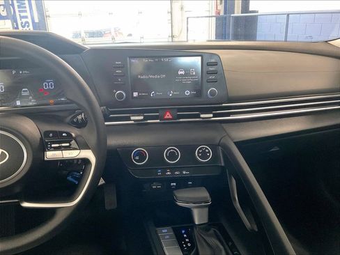 Used 2024 Hyundai Elantra SE FWD image 17