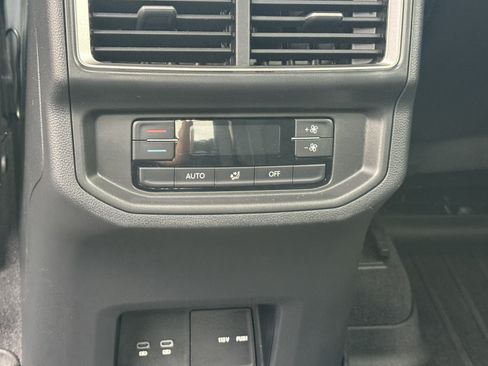 Used 2024 Volkswagen Atlas SE w/ Black Wheel Package FWD image 15