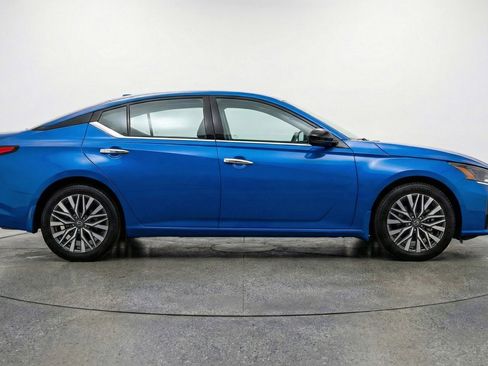 Used 2025 Nissan Altima 2.5 SV FWD image 11