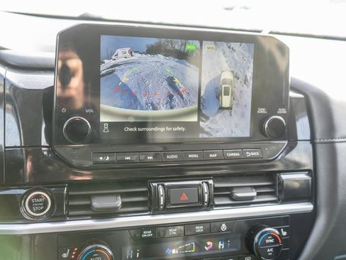 Used 2024 Nissan Pathfinder SL w/ Black Appearance Package image 28