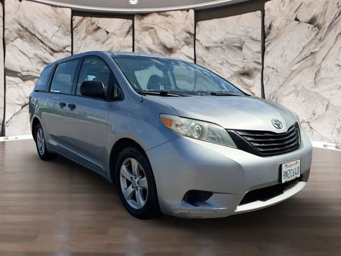 Used 2011 Toyota Sienna w/ Towing Pkg FWD image 3