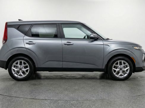 Used 2025 Kia Soul LX w/ LX Technology Package FWD image 11