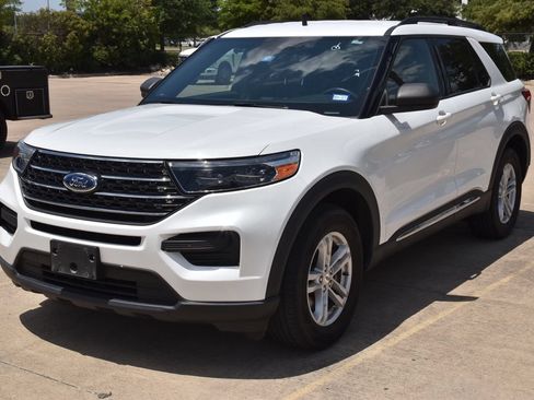 Used 2020 Ford Explorer XLT w/ Comfort Package AWD/4WD image 2