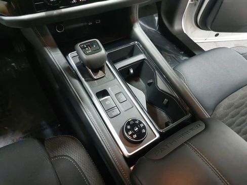 Used 2025 Nissan Pathfinder SV image 25